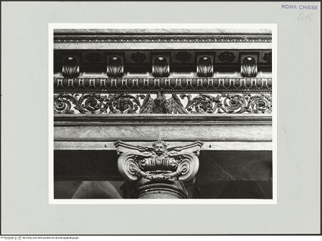 Vorderseite von Sopr. BAS ROMA [https://www.deutsche-digitale-bibliothek.de/content/lizenzen/rv-ez/] San Crisogono - Hauptschiff, ionisches Kapitell und Architrav, bh513956_recto. Foto.