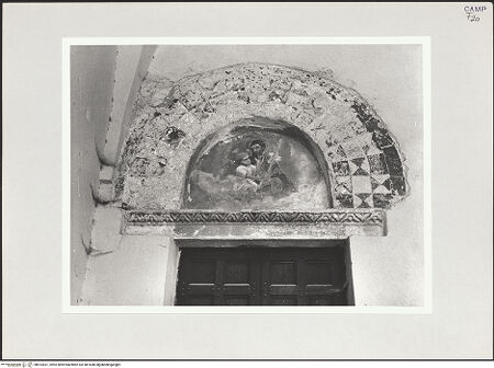 Vorderseite von Bibliotheca Hertziana [https://www.deutsche-digitale-bibliothek.de/content/lizenzen/rv-fz/] Linkes Seitenportal - Detail: Lünette, bh514031_recto. Foto: Schwarz, Heinrich Mathias.