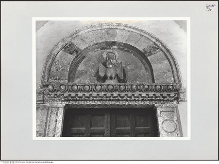 Vorderseite von Bibliotheca Hertziana [https://www.deutsche-digitale-bibliothek.de/content/lizenzen/rv-fz/] Hauptportal - Detail: Lünette, bh514032_recto. Foto: Schwarz, Heinrich Mathias.