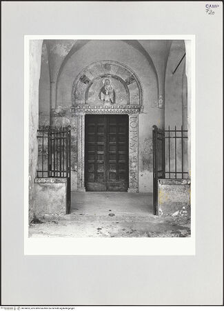 Vorderseite von Bibliotheca Hertziana [https://www.deutsche-digitale-bibliothek.de/content/lizenzen/rv-fz/] Hauptportal - Gesamtansicht, bh514033_recto. Foto: Schwarz, Heinrich Mathias.