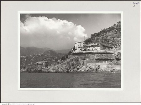 Vorderseite von Bibliotheca Hertziana [https://www.deutsche-digitale-bibliothek.de/content/lizenzen/rv-fz/] Pensione di Baia Verde - Blick auf die Bucht, bh514035_recto. Foto: Schwarz, Heinrich Mathias.