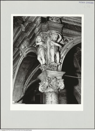 Vorderseite von Sopr. BAS ROMA [https://www.deutsche-digitale-bibliothek.de/content/lizenzen/rv-ez/] Altarziborium - Eckgestaltung mit Putten, bh514434_recto. Foto.