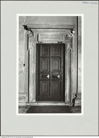 Vorderseite von Sopr. BAS ROMA [https://www.deutsche-digitale-bibliothek.de/content/lizenzen/rv-ez/] San Crisogono - Tür am Anfang des rechten Seitenschiffs, bh514435_recto. Foto.