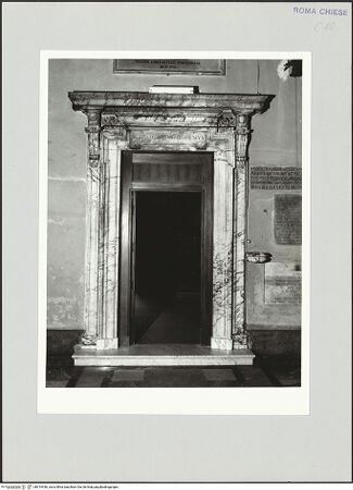 Vorderseite von Sopr. BAS ROMA [https://www.deutsche-digitale-bibliothek.de/content/lizenzen/rv-ez/] San Crisogono - Sakristeitür, bh514436_recto. Foto.