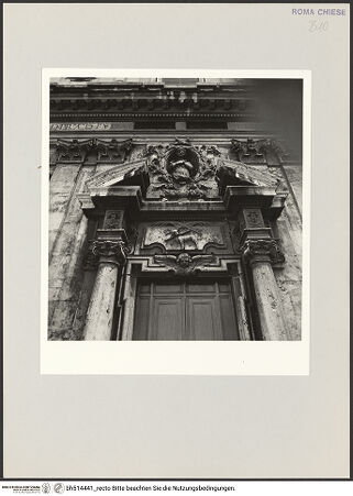 Vorderseite von Sopr. BAS ROMA [https://www.deutsche-digitale-bibliothek.de/content/lizenzen/rv-ez/] Santi Domenico e Sisto - Hauptportal, Detail, bh514441_recto. Foto.