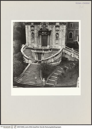 Vorderseite von Sopr. BAS ROMA [https://www.deutsche-digitale-bibliothek.de/content/lizenzen/rv-ez/] Santi Domenico e Sisto - Treppenanlage und Erdgeschoss der Fassade, bh514442_recto. Foto.