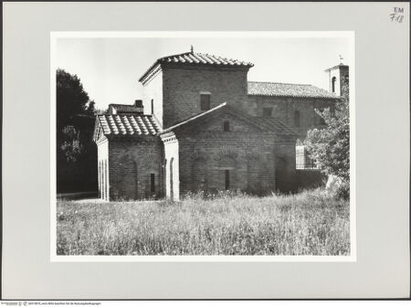 Vorderseite von Bibliotheca Hertziana [https://www.deutsche-digitale-bibliothek.de/content/lizenzen/rv-fz/] Mausoleo di Galla PlacidiaAußenbau - Ansicht von Südwesten, bh514818_recto. Foto: Schwarz, Heinrich Mathias.