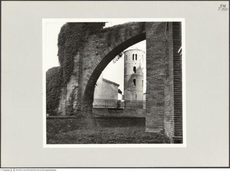 Vorderseite von Bibliotheca Hertziana [https://www.deutsche-digitale-bibliothek.de/content/lizenzen/rv-fz/] San VitaleAußenbau - Nordöstlicher Strebepfeiler, bh514819_recto. Foto: Schwarz, Heinrich Mathias.