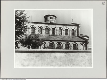 Vorderseite von Bibliotheca Hertziana [https://www.deutsche-digitale-bibliothek.de/content/lizenzen/rv-fz/] Sant'Apollinare in Classe - Nordseite, Obergaden von Nordosten, bh514823_recto. Foto: Schwarz, Heinrich Mathias.