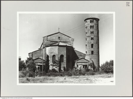 Vorderseite von Bibliotheca Hertziana [https://www.deutsche-digitale-bibliothek.de/content/lizenzen/rv-fz/] Sant'Apollinare in Classe - Apsis und Turm von Osten, bh514824_recto. Foto: Schwarz, Heinrich Mathias.