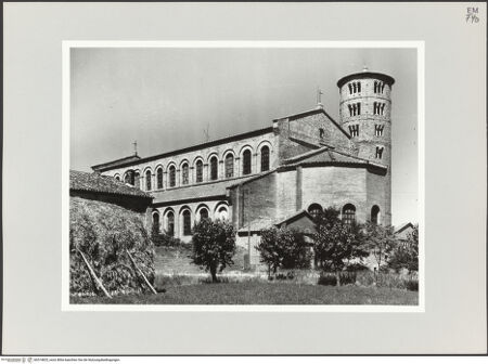 Vorderseite von Bibliotheca Hertziana [https://www.deutsche-digitale-bibliothek.de/content/lizenzen/rv-fz/] Sant'Apollinare in Classe - Südseite und Apsis von Südosten, bh514825_recto. Foto: Schwarz, Heinrich Mathias.
