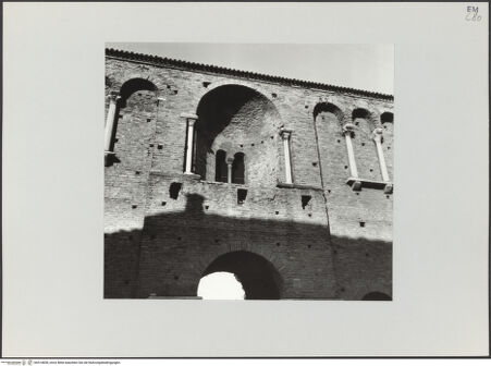 Vorderseite von Bibliotheca Hertziana [https://www.deutsche-digitale-bibliothek.de/content/lizenzen/rv-fz/] Palazzo di Teodorico (sog.) - Westfassade, Exedra, bh514828_recto. Foto: Schwarz, Heinrich Mathias.