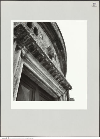 Vorderseite von Bibliotheca Hertziana [https://www.deutsche-digitale-bibliothek.de/content/lizenzen/rv-fz/] Mausoleo di TeodoricoAußenbauObergeschoss und Kuppel - Detail: Westportal, Kranzgesims mit Konsolen, bh514829_recto. Foto: Schwarz, Heinrich Mathias.