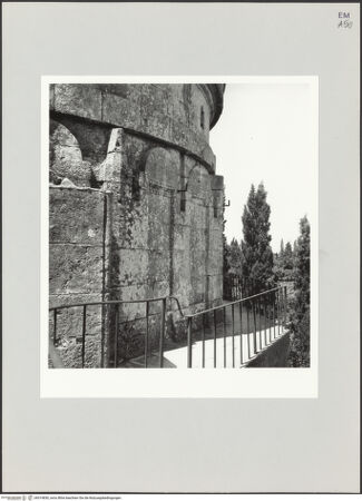 Vorderseite von Bibliotheca Hertziana [https://www.deutsche-digitale-bibliothek.de/content/lizenzen/rv-fz/] Mausoleo di TeodoricoAußenbauObergeschoss und Kuppel - Obergeschoss, Detail, bh514830_recto. Foto: Schwarz, Heinrich Mathias.