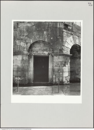 Vorderseite von Bibliotheca Hertziana [https://www.deutsche-digitale-bibliothek.de/content/lizenzen/rv-fz/] Mausoleo di TeodoricoAußenbauUntere Arkade - Detail: Portal (von Westen), bh514832_recto. Foto: Schwarz, Heinrich Mathias.