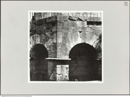 Vorderseite von Bibliotheca Hertziana [https://www.deutsche-digitale-bibliothek.de/content/lizenzen/rv-fz/] Mausoleo di TeodoricoAußenbauUntere Arkade - Detail: Rundbogennische, bh514833_recto. Foto: Schwarz, Heinrich Mathias.