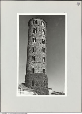 Vorderseite von Bibliotheca Hertziana [https://www.deutsche-digitale-bibliothek.de/content/lizenzen/rv-fz/] Sant'Apollinare NuovoAußenbauCampanile - Ansicht von Nordwesten, bh514835_recto. Foto: Schwarz, Heinrich Mathias.