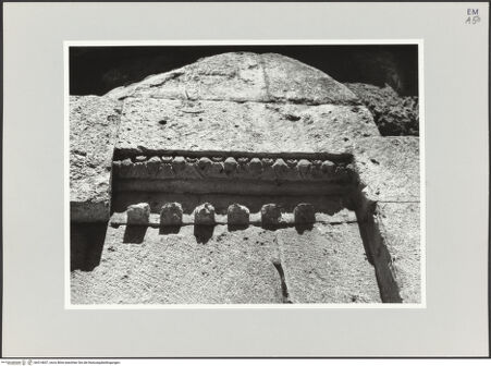 Vorderseite von Bibliotheca Hertziana [https://www.deutsche-digitale-bibliothek.de/content/lizenzen/rv-fz/] Mausoleo di TeodoricoAußenbauObergeschoss und Kuppel - Detail des Obergeschosses, bh514837_recto. Foto: Schwarz, Heinrich Mathias.