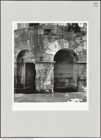 Vorderseite von Bibliotheca Hertziana [https://www.deutsche-digitale-bibliothek.de/content/lizenzen/rv-fz/] Mausoleo di TeodoricoAußenbauUntere Arkade - Detail von Südwesten, bh514838_recto. Foto: Schwarz, Heinrich Mathias.