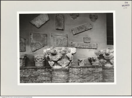 Vorderseite von Bibliotheca Hertziana [https://www.deutsche-digitale-bibliothek.de/content/lizenzen/rv-fz/] Kapitell aus der Kirche Sant'Andrea dei Goti - Gesamtansicht, bh514841_recto. Foto: Schwarz, Heinrich Mathias.