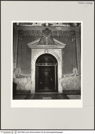 Vorderseite von Sopr. BAS ROMA [https://www.deutsche-digitale-bibliothek.de/content/lizenzen/rv-ez/] Santa Croce in GerusalemmeCappella di Sant'Elena - Portal von Kardinal Carvajal und Papst Klemens VIII., bh514867_recto. Foto.