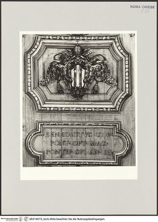 Vorderseite von Sopr. BAS ROMA [https://www.deutsche-digitale-bibliothek.de/content/lizenzen/rv-ez/] Holzdecke - Papstwappen von Benedikt XIV., bh514873_recto. Foto.