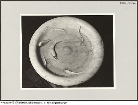 Vorderseite von Sopr. BAS ROMA [https://www.deutsche-digitale-bibliothek.de/content/lizenzen/rv-ez/] Weihwasserbecken - Detail, Schale von innen, bh514887_recto. Foto.