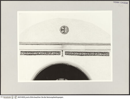 Vorderseite von Sopr. BAS ROMA [https://www.deutsche-digitale-bibliothek.de/content/lizenzen/rv-ez/] Inschriften in Majolika - Im Korridor zur Kapelle, bh514895_recto. Foto.