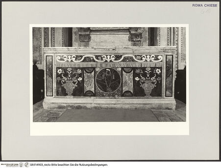 Vorderseite von Sopr. BAS ROMA [https://www.deutsche-digitale-bibliothek.de/content/lizenzen/rv-ez/] Pietà - Paliotto, bh514903_recto. Foto.