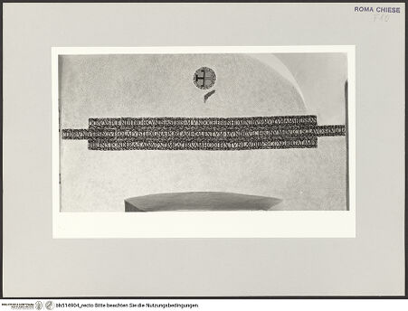 Vorderseite von Sopr. BAS ROMA [https://www.deutsche-digitale-bibliothek.de/content/lizenzen/rv-ez/] Inschriften in Majolika - Oberhalb des Eingangs zur Kapelle, bh514904_recto. Foto.