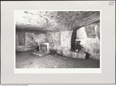 Vorderseite von Sigismondi, Roberto [https://www.deutsche-digitale-bibliothek.de/content/lizenzen/rv-fz/] Cripta del Crocifisso - Inneres, Altar von rechts, bh514989_recto. Foto: Sigismondi, Roberto.