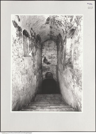 Vorderseite von Sigismondi, Roberto [https://www.deutsche-digitale-bibliothek.de/content/lizenzen/rv-fz/] Cripta del Crocifisso - Inneres, Treppe zur Krypta, bh514996_recto. Foto: Sigismondi, Roberto.