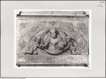 Vorderseite von Pedicini, Luciano [https://www.deutsche-digitale-bibliothek.de/content/lizenzen/rv-ez/] Altarretabel mit der Madonna delle Grazie zwischen den heiligen Cataldus und Agnellus und den Stiftern Giovanni Maria Poderico und Federico PodericoLünettenrelief mit Gottvater zwischen zwei Engeln - Gesamtansicht, bh515285_recto. Foto: Pedicini, Luciano.