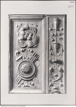 Vorderseite von Pedicini, Luciano [https://www.deutsche-digitale-bibliothek.de/content/lizenzen/rv-ez/] Grabmal des Galeazzo III Pandone (gest. 1514) - Detail: Pilasterfüllung, Trophäen-Feston, bh515324_recto. Foto: Pedicini, Luciano.