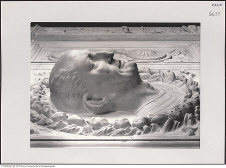 Vorderseite von Pedicini, Luciano [https://www.deutsche-digitale-bibliothek.de/content/lizenzen/rv-ez/] Grabmal des Galeazzo III Pandone (gest. 1514) - Detail: imago clipeata des Verstorbenen, linkes Profil, bh515328_recto. Foto: Pedicini, Luciano.