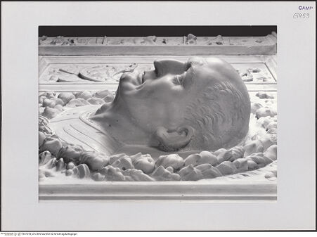 Vorderseite von Pedicini, Luciano [https://www.deutsche-digitale-bibliothek.de/content/lizenzen/rv-ez/] Grabmal des Galeazzo III Pandone (gest. 1514) - Detail: imago clipeata des Verstorbenen, rechtes Profil, bh515329_recto. Foto: Pedicini, Luciano.