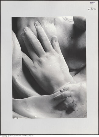 Vorderseite von Pedicini, Luciano [https://www.deutsche-digitale-bibliothek.de/content/lizenzen/rv-ez/] Altarretabel mit der Madonna delle Grazie zwischen den heiligen Cataldus und Agnellus und den Stiftern Giovanni Maria Poderico und Federico PodericoMadonna delle Grazie - Detail: Hand der Maria, bh515357_recto. Foto: Pedicini, Luciano.