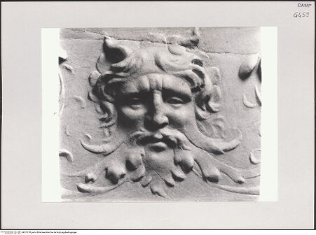 Vorderseite von Pedicini, Luciano [https://www.deutsche-digitale-bibliothek.de/content/lizenzen/rv-ez/] Grabmal des Galeazzo III Pandone (gest. 1514) - Detail: Architrav, Maske, bh515370_recto. Foto: Pedicini, Luciano.
