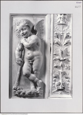 Vorderseite von Pedicini, Luciano [https://www.deutsche-digitale-bibliothek.de/content/lizenzen/rv-ez/] Grabmal des Galeazzo III Pandone (gest. 1514) - Detail: Putto, rechts, bh515372_recto. Foto: Pedicini, Luciano.