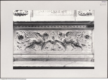 Vorderseite von Pedicini, Luciano [https://www.deutsche-digitale-bibliothek.de/content/lizenzen/rv-ez/] Grabmal des Galeazzo III Pandone (gest. 1514) - Detail: Sockelzone, Greifenpaar, bh515373_recto. Foto: Pedicini, Luciano.