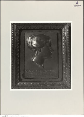 Vorderseite von Bibliotheca Hertziana [https://www.deutsche-digitale-bibliothek.de/content/lizenzen/rv-fz/] Portrait der Olga Steinmann von Gerstfeldt (Profil im Holzrahmen?) - Gesamtansicht mit Rahmen, bh515563_recto. Foto.