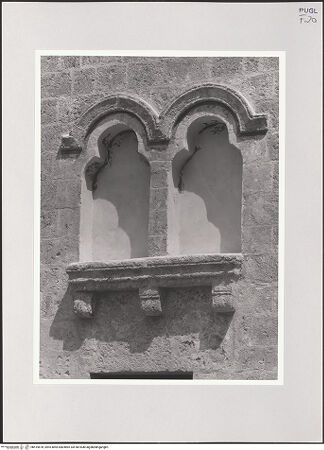 Vorderseite von Sigismondi, Roberto [http://creativecommons.org/licenses/by-nc-sa/4.0/] Santa Maria della Strada - Südflanke, Biforium über dem Seitenportal, bh515678_recto. Foto: Sigismondi, Roberto.