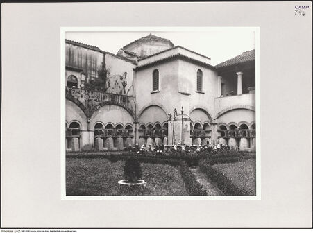 Vorderseite von Bibliotheca Hertziana [https://www.deutsche-digitale-bibliothek.de/content/lizenzen/rv-fz/] Kreuzgang mit ummantelten Säulen und Verstärkung der Bogengänge. Südliche Ecke, bh515761_recto. Foto: Schwarz, Heinrich Mathias.