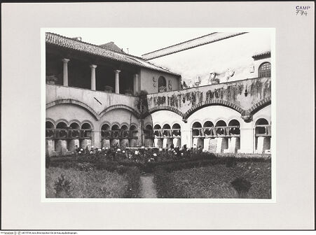 Vorderseite von Bibliotheca Hertziana [https://www.deutsche-digitale-bibliothek.de/content/lizenzen/rv-fz/] Kreuzgang mit ummantelten Säulen und Verstärkung der Bogengänge. Ansicht von Osten, bh515769_recto. Foto: Schwarz, Heinrich Mathias.