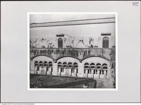 Vorderseite von Bibliotheca Hertziana [https://www.deutsche-digitale-bibliothek.de/content/lizenzen/rv-fz/] Kreuzgang mit ummantelten Säulen und Verstärkung der Bogengänge. Nordwestliche Galerie, bh515770_recto. Foto: Schwarz, Heinrich Mathias.