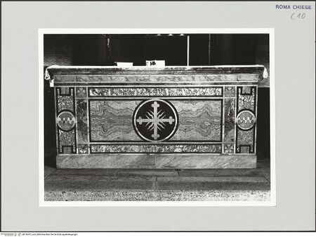 Vorderseite von Sopr. BAS ROMA [https://www.deutsche-digitale-bibliothek.de/content/lizenzen/rv-ez/] Altarblock - Rückseite, bh516207_recto. Foto.