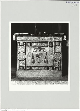 Vorderseite von Sopr. BAS ROMA [https://www.deutsche-digitale-bibliothek.de/content/lizenzen/rv-ez/] Altarblock - Flanke mit Wappen des Kardinals Fabrizio Veralli, bh516208_recto. Foto.