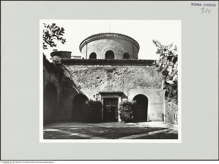 Vorderseite von Sopr. BAS ROMA [https://www.deutsche-digitale-bibliothek.de/content/lizenzen/rv-ez/] Mausoleo di Santa CostanzaAußenbau - Außenansicht von Nordosten, bh516227_recto. Foto.