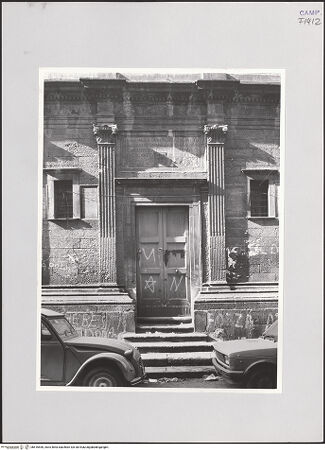 Vorderseite von Bibliotheca Hertziana [https://www.deutsche-digitale-bibliothek.de/content/lizenzen/rv-fz/] Cappella Pontano - Südfassade, Portal, bh516550_recto. Foto.