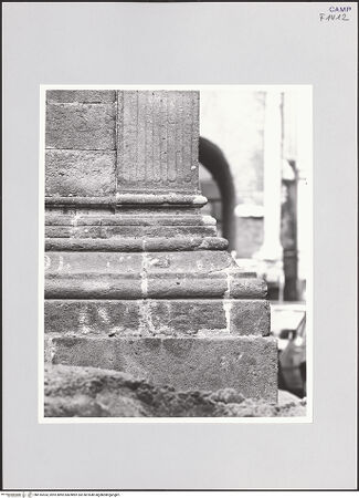 Vorderseite von Bibliotheca Hertziana [https://www.deutsche-digitale-bibliothek.de/content/lizenzen/rv-fz/] Cappella Pontano - Südwestliche Ecke, Sockelzone, Detail, bh516554_recto. Foto.